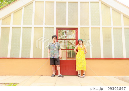 海外移住を楽しむ日本人カップル 海外移住を楽しむ日本人カップル 99301847