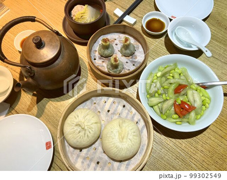中国・揚州の早茶（肉まん） 99302549