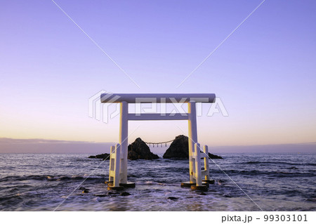夕暮れ時の美しい二見ヶ浦の白い鳥居と夫婦岩（福岡県糸島市） 99303101