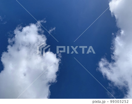 青い空と白い雲のコントラスト 99303252