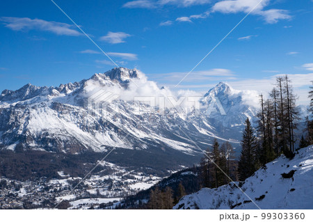 冬のコルティーナ・ダンペッツォ　スキー場　ドロミテ山脈 99303360