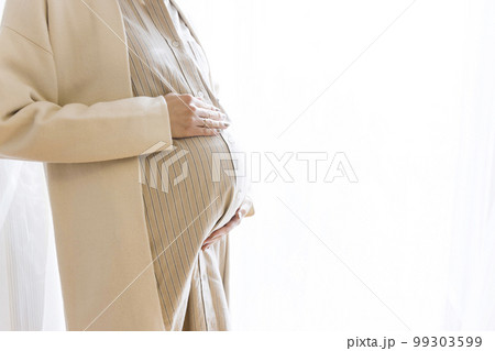 出産間近の妊婦さんのお腹　マタママ　プレママ 99303599