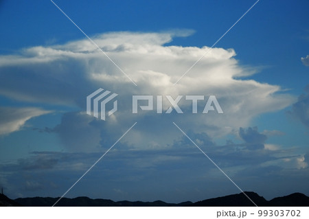 山並みと多様な雲・午後・夏・220727pm 99303702