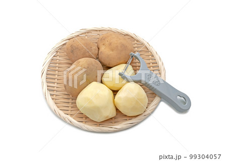 ピーラーで皮を剥いた新じゃがいも、笊乗せ【白背景・切り抜き】 99304057