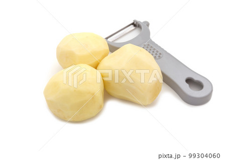 ピーラーで皮を剥いた新じゃがいも【白背景・切り抜き】 ピーラーで皮を剥いた新じゃがいも【白背景・切り抜き】 99304060