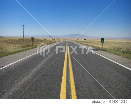 アメリカでレンタカー借りてドライブを楽しむ 99304252