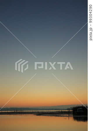 印旛沼の日の出の風景 99304290