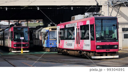 都電荒川線。上は京成電車スカイライナー 99304891