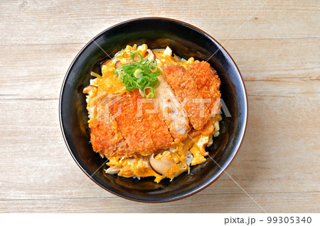 カツ丼、かつどん、かつ丼、トンカツ、豚カツ、豚かつの卵とじ。シイタケ、長ネギ、タマネギの具材入。 99305340