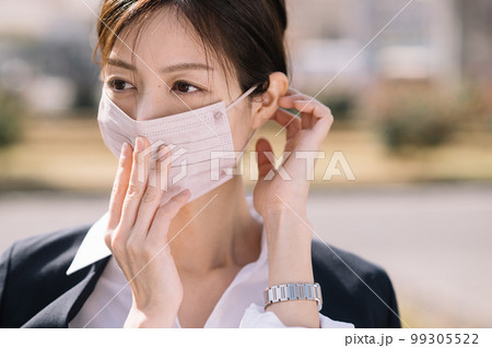 マスクを掛けるビジネスウーマン マスクを掛けるビジネスウーマン 99305522