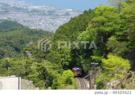 比叡山 ケーブル延暦寺駅展望所からのケーブルカーと琵琶湖の眺め 比叡山 ケーブル延暦寺駅展望所からのケーブルカーと琵琶湖の眺め 99305622