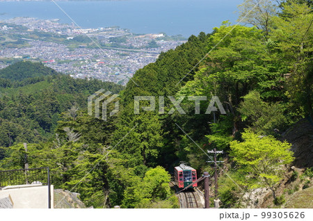 比叡山　ケーブル延暦寺駅展望所からのケーブルカーと琵琶湖の眺め 99305626