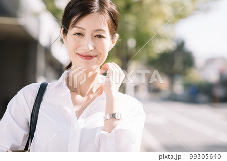 白シャツを着た働く女性 99305640