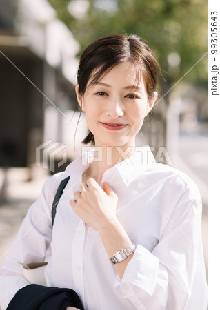 白シャツを着た働く女性 白シャツを着た働く女性 99305643