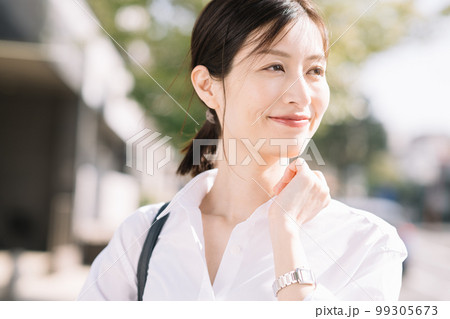 白シャツを着た働く女性 白シャツを着た働く女性 99305673