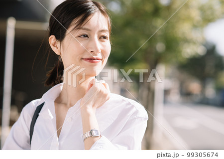 白シャツを着た働く女性 99305674