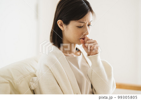 体調不良を感じる女性 99305805