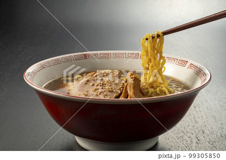 熱々で美味しいラーメン 99305850