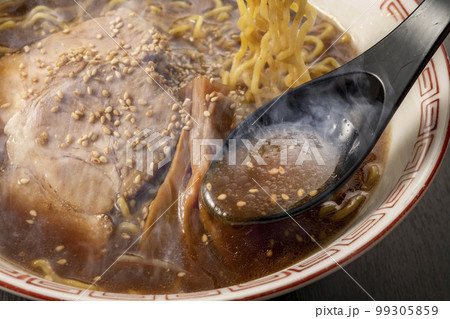 熱々で美味しいラーメン 熱々で美味しいラーメン 99305859