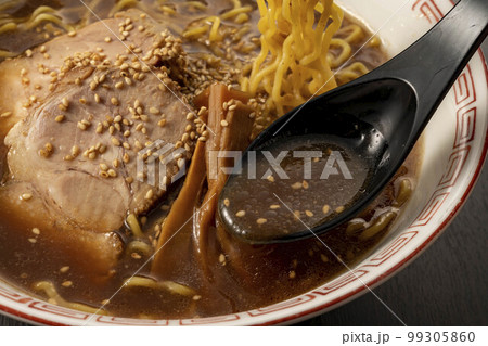 熱々で美味しいラーメン 熱々で美味しいラーメン 99305860