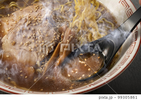 熱々で美味しいラーメン 99305861
