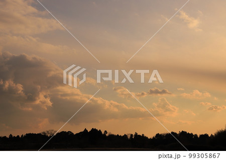 夕焼け空と夕焼け雲 99305867