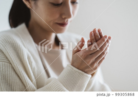 不安・体の冷えを感じる女性 99305868