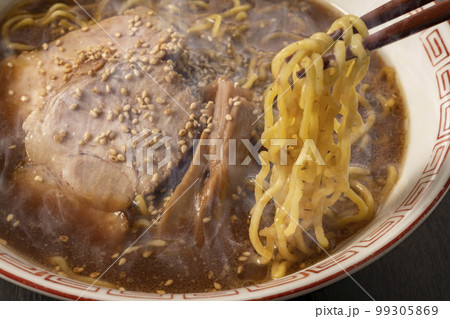 熱々で美味しいラーメン 99305869