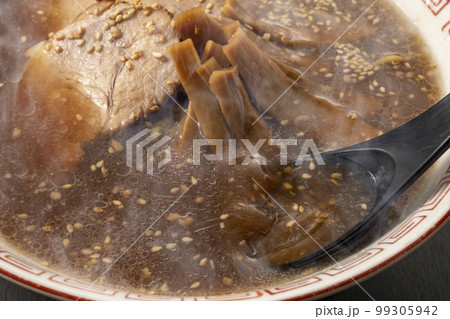 熱々で美味しいラーメン 熱々で美味しいラーメン 99305942