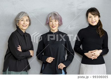 3人の50代の女性 99306005