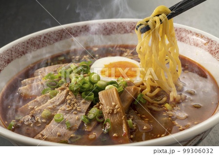 熱々で美味しい味噌ラーメン 熱々で美味しい味噌ラーメン 99306032
