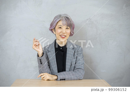 カメラ目線のシニア女性 99306152