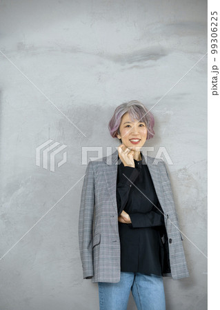 カメラ目線の50代の女性　ポートレート 99306225