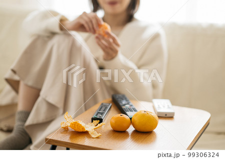 部屋でくつろぐ主婦・テレビを見る女性 99306324