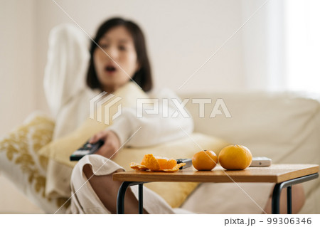 部屋でくつろぐ主婦・テレビを見る女性 部屋でくつろぐ主婦・テレビを見る女性 99306346
