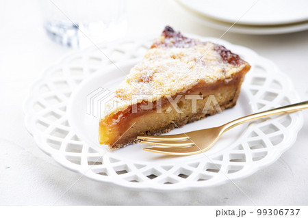 明るいテーブルにりんごタルトと金色のフォーク 明るいテーブルにりんごタルトと金色のフォーク 99306737