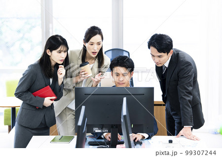 ビジネス　オフィス　打ち合わせ　4人　男女　真剣　トラブル 99307244