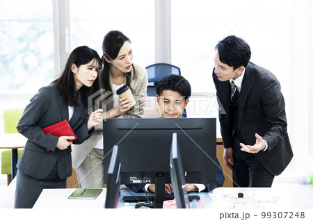 ビジネス　オフィス　打ち合わせ　4人　男女　真剣　トラブル 99307248