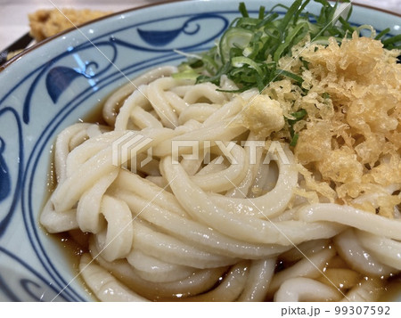 フードコートで食べる「ぶっかけうどん（冷）」 99307592