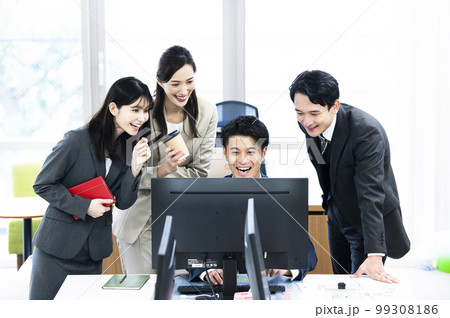 ビジネス　オフィス　打ち合わせ　4人　男女　笑顔 99308186