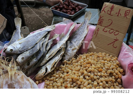 香港・徳輔道西の「海味街」で売られる塩干し魚(ハムユイ)。以前は安かったが現在は高価 香港・徳輔道西の「海味街」で売られる塩干し魚(ハムユイ)。以前は安かったが現在は高価 99308212