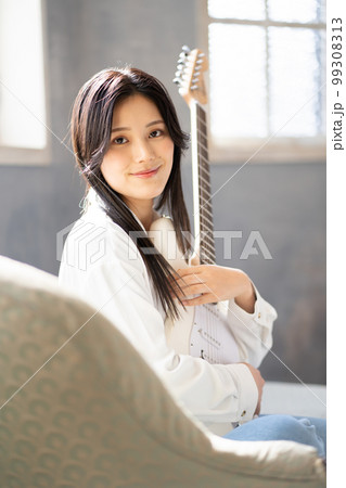 若い女性ポートレート(エレキギター) 若い女性ポートレート(エレキギター) 99308313