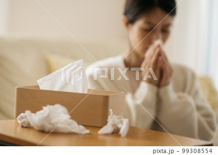花粉症・風邪に悩む女性 花粉症・風邪に悩む女性 99308554