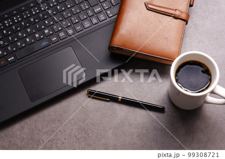 ノートパソコン、システム手帳、コーヒーでデスクワーク ノートパソコン、システム手帳、コーヒーでデスクワーク 99308721
