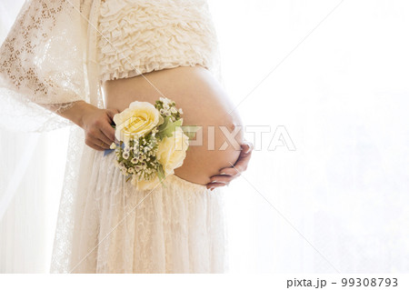 出産間近の妊婦さんのお腹　マタママ　プレママ 99308793
