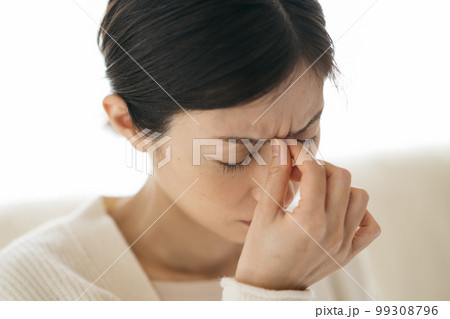 頭痛・花粉症で目の痒みに悩む女性 99308796