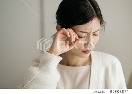 花粉症で目の痒みに悩む女性 99308874