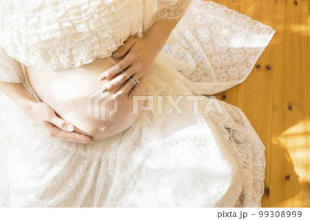 出産間近の妊婦さんのお腹　マタママ　プレママ 99308999