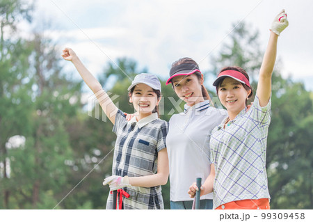 ゴルフ場でゴルフレッスンするゴルファーの女性 99309458