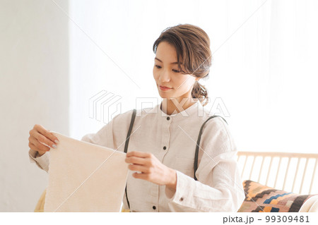 古タオルを再利用する女性の写真 古タオルを再利用する女性の写真 99309481
